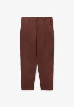 Pantalon marron droit avec passants pour ceinture, fermeture éclair et bouton à l'avant, et poches latérales, présenté sur fond blanc.