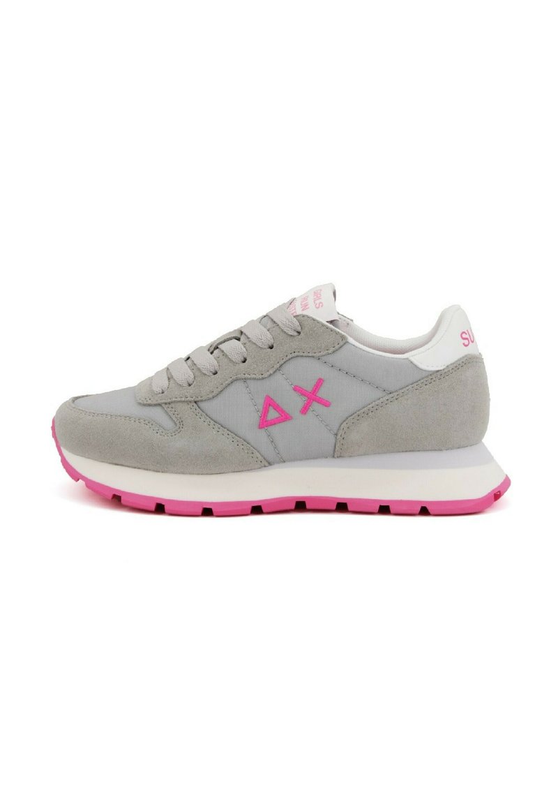 Sneaker in suede grigio e mesh con accenti rosa, presenta una punta arrotondata, design con lacci e suola testurizzata. Logo sul lato e sul tallone.