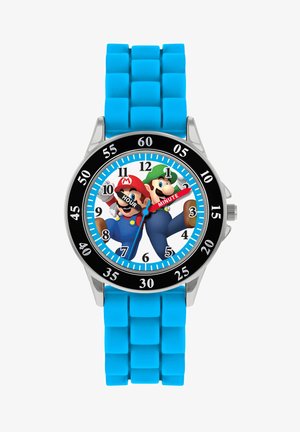 Orologio in silicone blu con quadrante rotondo che mostra Mario e Luigi. Presenta una ghiera nera con indicatori delle ore bianchi e blu, e lancette rosse.
