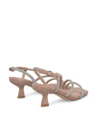 Los tacones de ante rosa presentan múltiples correas cruzadas con acentos de rhinestones y un pequeño tacón acampanado. Diseño de punta cuadrada con una superficie texturizada.