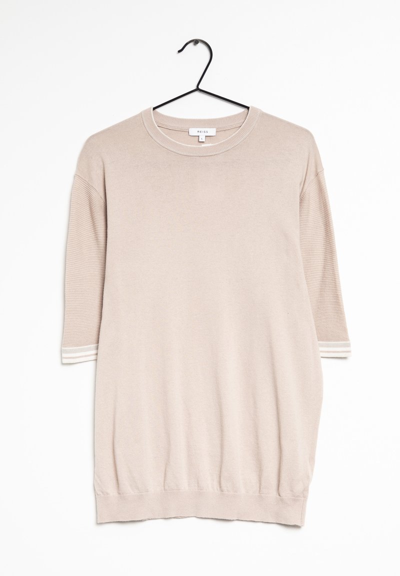 Un pull en tricot beige sur un cintre noir, avec un col rond, des manches trois-quarts et des accents rayés aux poignets.