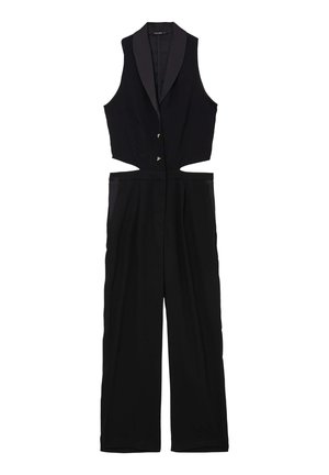 Combinaison noire avec un corps ajusté sans manches, des découpes sur les côtés et des pantalons à jambes larges. Dotée d'un col à revers et d'une fermeture à boutons à l'avant.