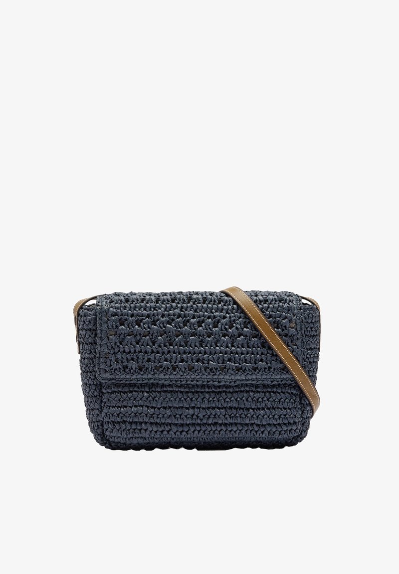 Mała prostokątna ciemnoniebieska torba na ramię z plecionki, z brązowym skórzanym paskiem i przednim zapięciem klapki.