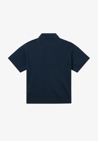 Polo en maille bleu marine à manches courtes avec motif côtelé vertical et col plat, montré de dos sur un fond blanc uni.
