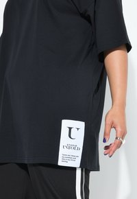 Studio Untold LOGO PATCH - Print T-shirt - black