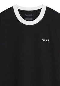 Camiseta negra con un cuello blanco acanalado. Presenta un pequeño logotipo blanco de "VANS" en el pecho. Fabricada con tela de algodón suave.