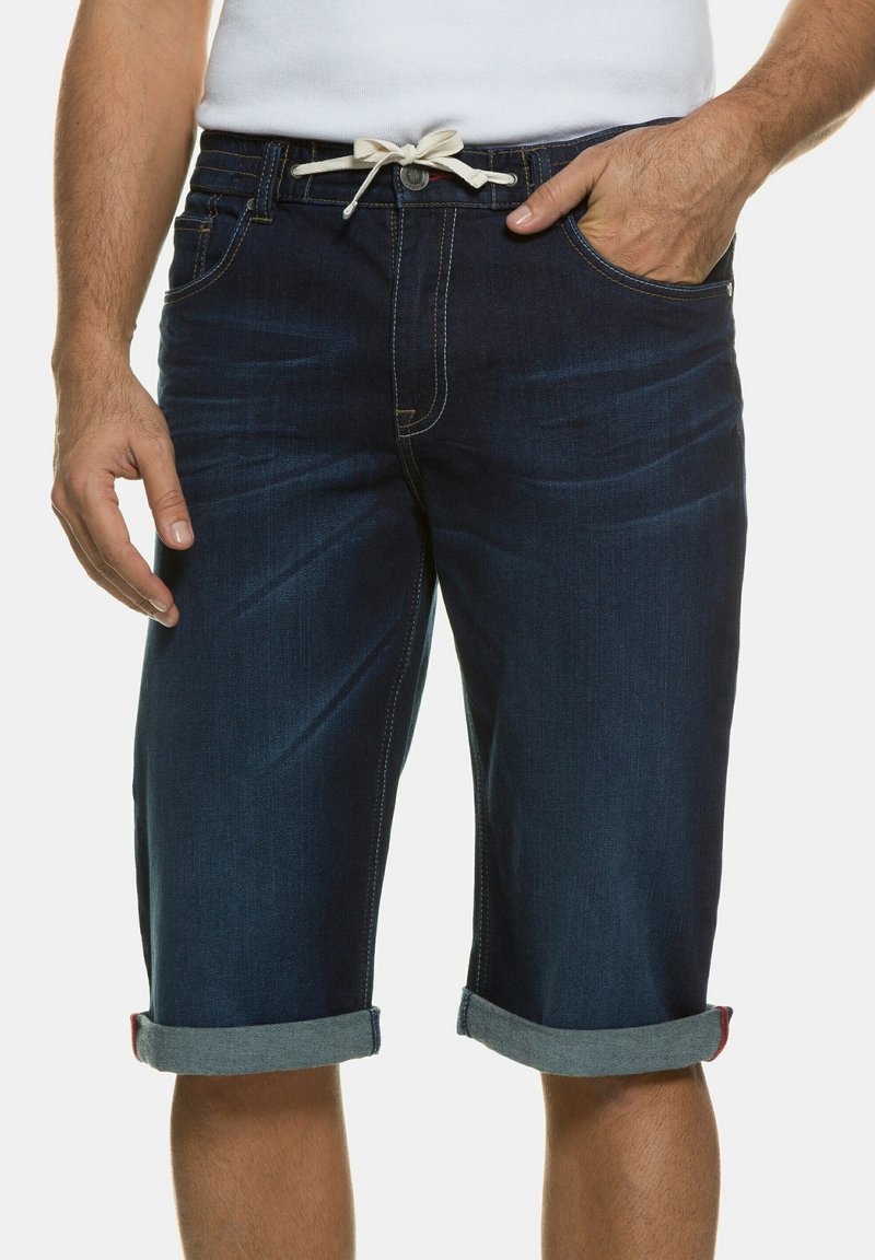 Shorts in denim blu scuro con orlo piegato, dotati di un cordoncino chiaro e dettagli di cucitura visibili. Colore solido senza motivi.