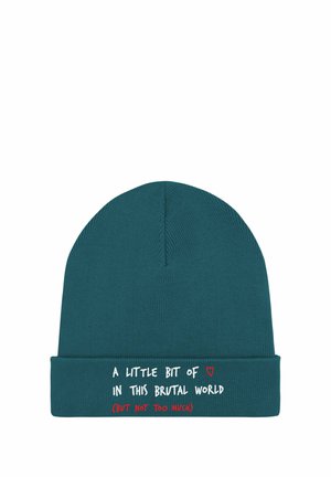 Smaragdgroene gebreide muts met opgerolde rand. Voorzien van geborduurde tekst, waaronder een rood hart en zinnen in wit en rood. Zachte textuur.