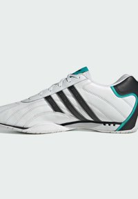 Biele športové topánky s tromi čiernymi pruhmi, tyrkysovými akcentami, hladkým koženým zvrškom, textúrovanými detailmi a mierne zakrivenou podrážkou.