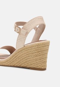Tamaris Sandály na klínu - beige