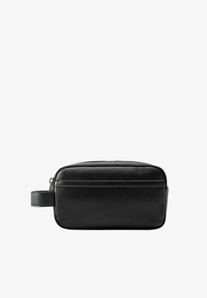 Trousse de toilette rectangulaire texturée noire avec fermeture éclair et petite poignée en boucle sur un côté, présentée sur fond blanc.