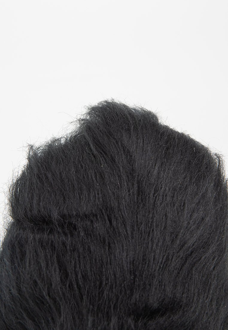 Zwarte synthetische haarpiece, met een zachte, verenachtige textuur en gelaagd design, met een lichte golf aan de bovenkant en ongelijke randen.