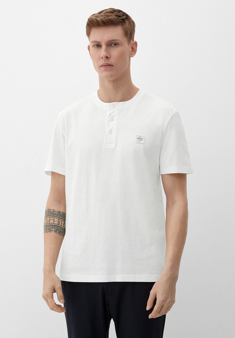 s.Oliver MIT HENLEY-AUSSCHNITT - Navadna majica - weiß