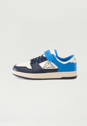 Baskets avec une tige en cuir et synthétique bleu marine, accents beiges et une sangle bleue. Présente des détails de logo et un design bas.