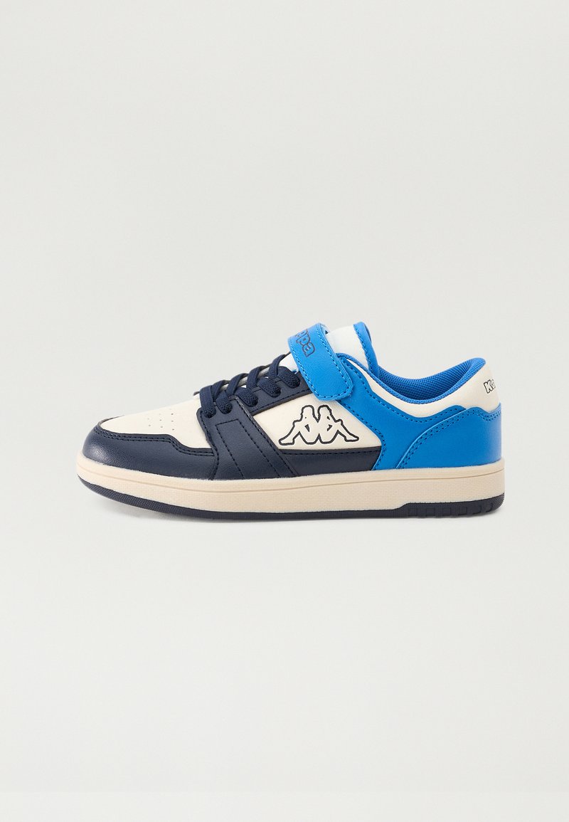 Zapatillas con parte superior de cuero sintético y cuero azul marino, acentos beige y una banda azul. Presentan detalles del logotipo y un diseño de perfil bajo.