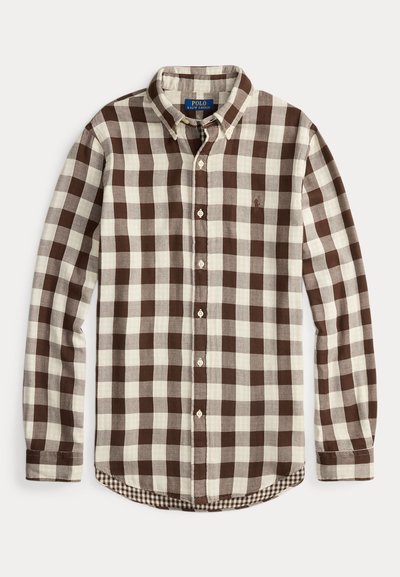 Camisa de cuadros marrón y beige con cuello, de manga larga y un pequeño logo "Polo" en el pecho. Tela texturizada.