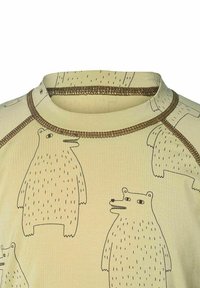 Gelbes T-Shirt mit Bärenillustrationen, Rundhalsausschnitt und braunen Nähten. Die Bären sind schwarz umrandet und haben eine gepunktete Felltextur.