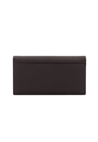 Portofel din piele maro cu o textură netedă, formă rectangulară și un design simplu. Are o cusătură vizibilă pe margine.