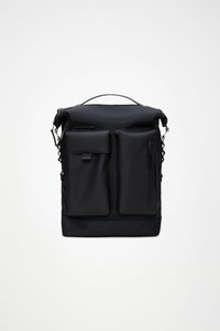 Juodas kuprinė su ritininiu viršumi, dviem priekinėmis kišenėmis, užtrauktuko uždarymu ir tekstūruota audinio medžiaga. Reguliuojami dirželiai ir nešimo rankena.