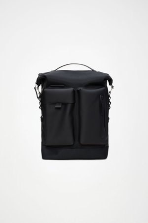 Svart ryggsäck med rulltopp-design, utrustad med två framfickor, dragkedjestängning och strukturerat tyg. Justerbara remmar och ett bärhandtag.
