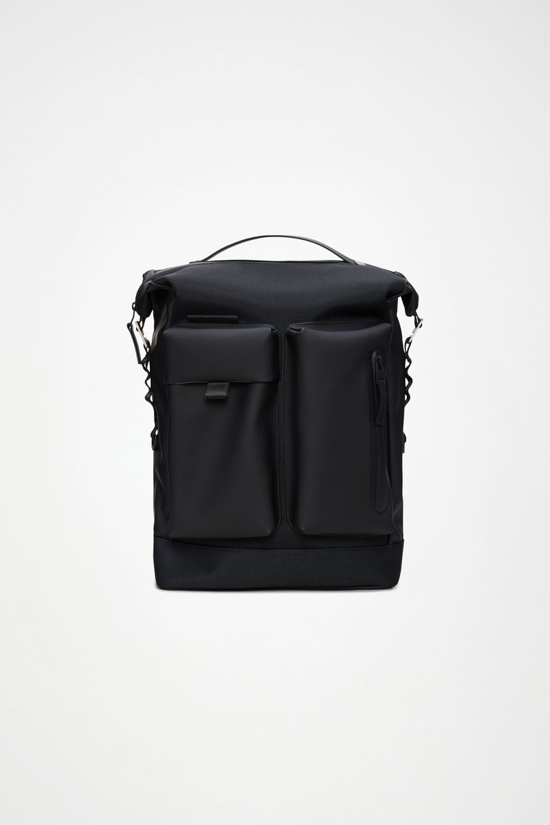 Juodas kuprinė su ritininiu viršumi, dviem priekinėmis kišenėmis, užtrauktuko uždarymu ir tekstūruota audinio medžiaga. Reguliuojami dirželiai ir nešimo rankena.