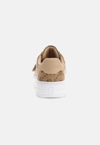 Adidași maro cu un model, cu un superior din material texturat, talpă din cauciuc alb și logo-ul mărcii embosat pe călcâi. Guler căptușit pentru confort.