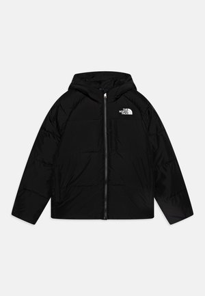 Zwarte geïsoleerde jack met een capuchon, voorzien van een voorrits en het witte logo van The North Face op de linkerborst. Smalle stoftextuur.