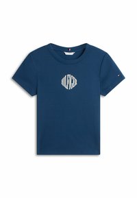 T-shirt in cotone blu navy con maniche corte, presenta il logo ricamato "HILFIGER" bianco sul petto e un piccolo dettaglio del logo sulla manica.
