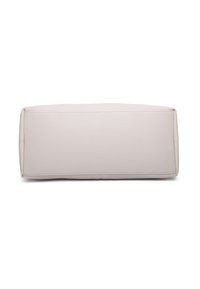 Borsa rettangolare di morbida pelle color crema chiaro. Presenta cuciture a vista e una base piatta per stabilità, senza hardware o accenti visibili.