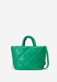 Groene, gestikte leren handtas met twee korte handvatten en een afneembare schouderband. Zachte textuur met een ruitvormig stikpatroon.