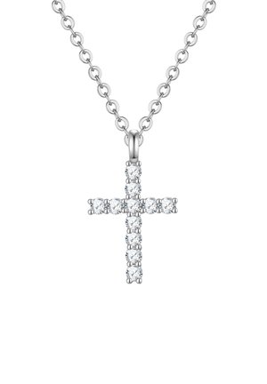 Collar de cadena plateada con un colgante en forma de cruz compuesto por piedras preciosas redondas y transparentes montadas en garras, sobre un fondo blanco.