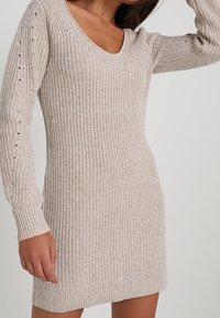 Abercrombie & Fitch Stickad klänning - beige