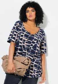 Ulla Popken GEOMETRIC WAVE TEE - T-shirt con stampa - marine