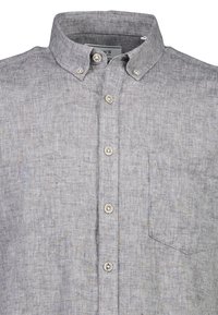 Graues Leinenhemd mit einem Button-Down-Kragen, metallischen Knöpfen und einer linken Brusttasche. Der Stoff hat ein feines, strukturiertes Muster.