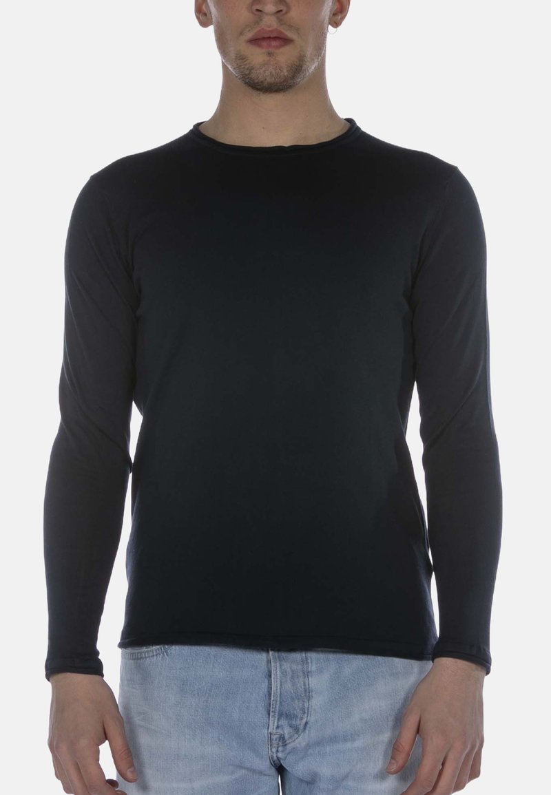 Schwarzes Langarmshirt mit rundem Halsauschnitt. Aus glattem Stoff gefertigt. Figurbetonter Schnitt, ohne sichtbare Muster oder Akzente.