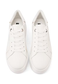 Sneakers bianchi realizzati in materiale liscio, con punte rotonde, lacci piatti, sottili dettagli laterali e un design minimalista.