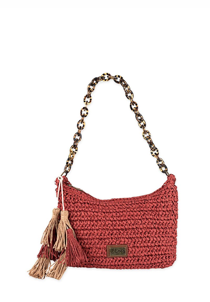 Bolso de mano tejido en rojo con un acabado texturizado, que cuenta con un asa en cadena de carey y dos adornos de borlas en beige y rojo.