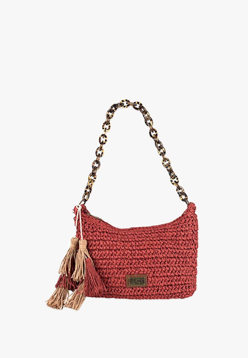 Bolso de mano tejido en rojo con un acabado texturizado, que cuenta con un asa en cadena de carey y dos adornos de borlas en beige y rojo.