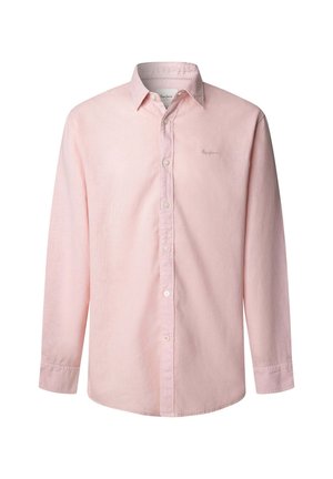 Lichtroze blouse met lange mouwen, knoopsluiting, kraag en een klein geborduurd logo op de linkerborst, afgebeeld op een witte achtergrond.