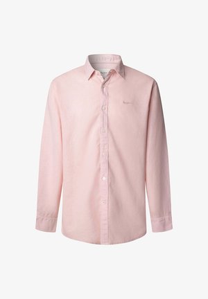 Camicia rosa chiaro a manica lunga con bottoni e colletto, con piccolo logo ricamato sul petto a sinistra, mostrata su sfondo bianco.