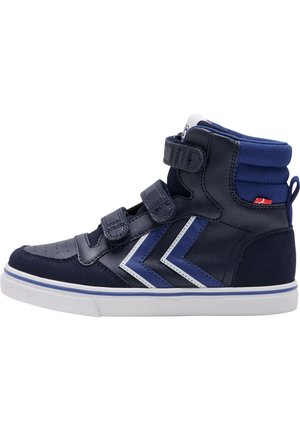 Marineblå højtop sneakers med velcro-stropper, læder- og ruskindsmaterialer, hvide og lyseblå accenter, perforeret tåområde og polstret krave.