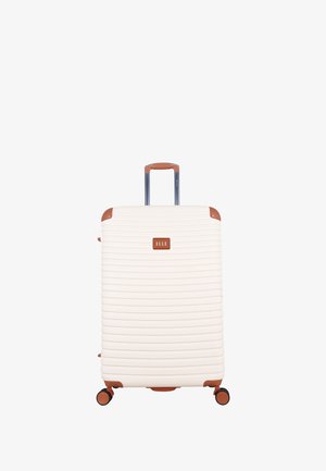 Weißer Hartschalenkoffer mit horizontalen Rillen, braunen Akzenten, ausziehbarem Griff und vier drehbaren Rädern für eine einfache Manövrierbarkeit.