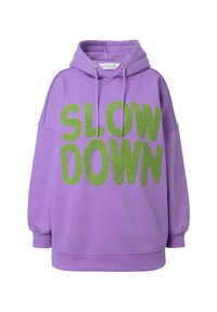 Fioletowa bluza z kapturem z dużym, zielonym haftowanym napisem "ZWOLNIJ," o luźnym kroju, z kapturem na sznurki i ściągaczami na rękawach. Gładka faktura.