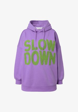 Fialová mikina s velkým zeleným vyšitým nápisem "ZPOMALTE", volný střih, nastavitelná kapuca a žebrované manžety. Hladký povrch.