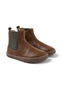 Botas de tobillo de cuero marrón con paneles laterales elásticos y punta redondeada, con un acabado texturizado y una suela de goma para mayor agarre.