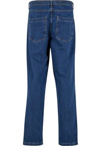 Jean en denim bleu vu de dos avec deux poches plaquées et coutures visibles sur fond blanc.