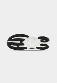 Σόλα αθλητικού παπουτσιού με ασπρόμαυρο σχέδιο πέλματος σχεδιασμένο για κράτημα και ευκαμψία σε ουδέτερο φόντο.