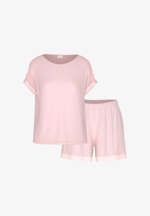 Miękki różowy luźny top z krótkim rękawem i podwiniętymi mankietami w zestawie z pasującymi szortami z elastycznym pasem na białym tle.