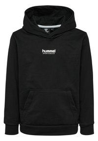 Zwarte hoodie gemaakt van zacht materiaal. Voorzien van een buidelzak en een wit "hummel sportswear" logo op de borst. Geribbelde manchetten.