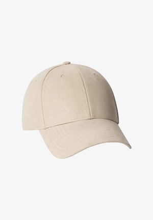 Beige suède baseballpet met gestikte panelen en gebogen klep, getoond tegen een witte achtergrond.